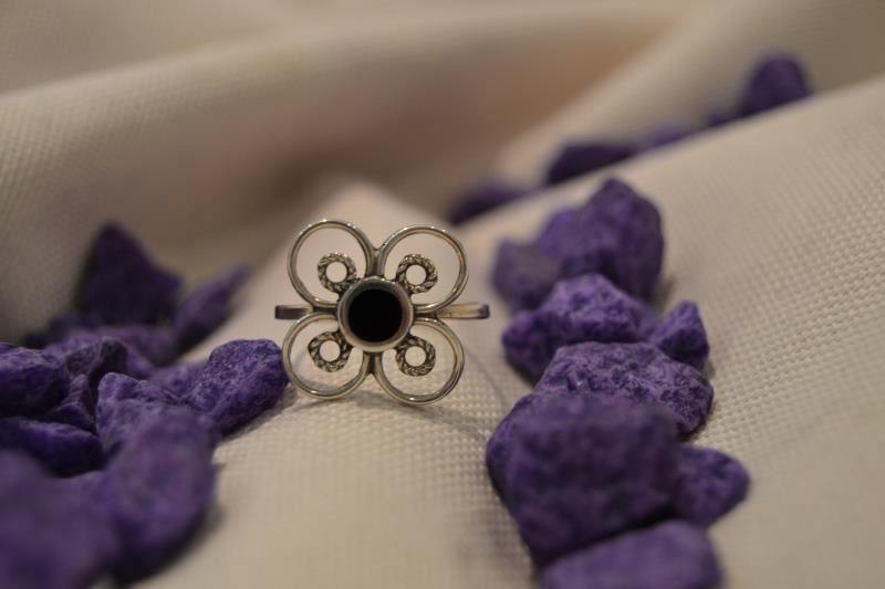 Anillo Plata y Azabache Colección Diana, trebol de cuatro hojas - Imagen 1