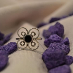 Anillo Plata y Azabache Colección Diana, trebol  de cuatro hojas - Imagen 1