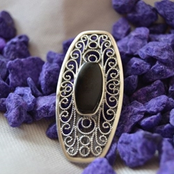 Broche en Plata y Azabache oval con extremos rectos - Imagen 2