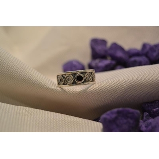 Cinta Plata y Azabache ,tipo alianza con un azabache pequeño - Imagen 1