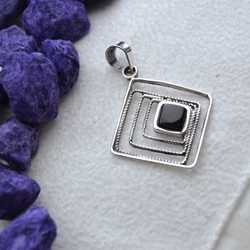 Colgante en Platay Azabache, colección Geometrics, cuadrado. - Imagen 1