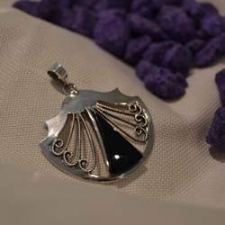 Colgante Plata y Azabache Colección Conchas del Peregrino, con un azabache y seis racimos - Imagen 1