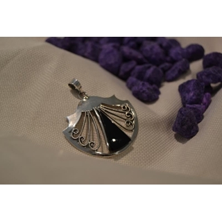 Colgante Plata y Azabache Colección Conchas del Peregrino, con un azabache y seis racimos - Imagen 1