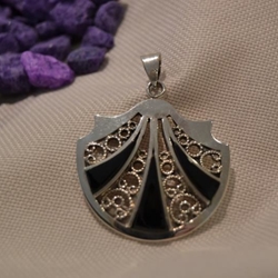 Colgante Plata y Azabache, Colección Conchas del Peregrino con tres azabaches  - Imagen 1